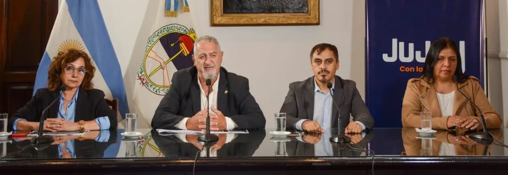 Miriam Serrano, Gustavo Bouhid, Omar Gutiérrez y Fabiana Vaca presentaron el primer informe de la situación epidemiológica de Jujuy respecto del brote de dengue.