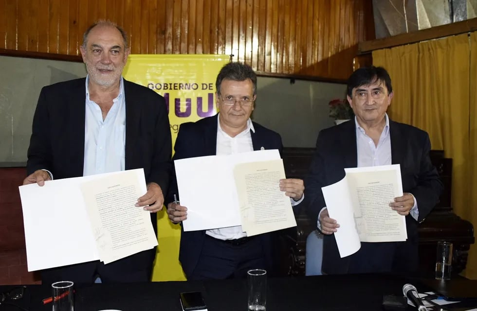 Buljubasich, Bonillo y  Martínez exhiben a los medios el acuerdo firmado en Libertador General San Martín. “Nos preparamos para el desafío de dictar la carrera de Medicina en Jujuy”, aseguró Buljubasich en la ocasión.