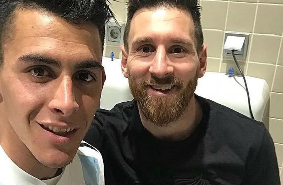 Selfie en el vestuario de Pavón con Messi.