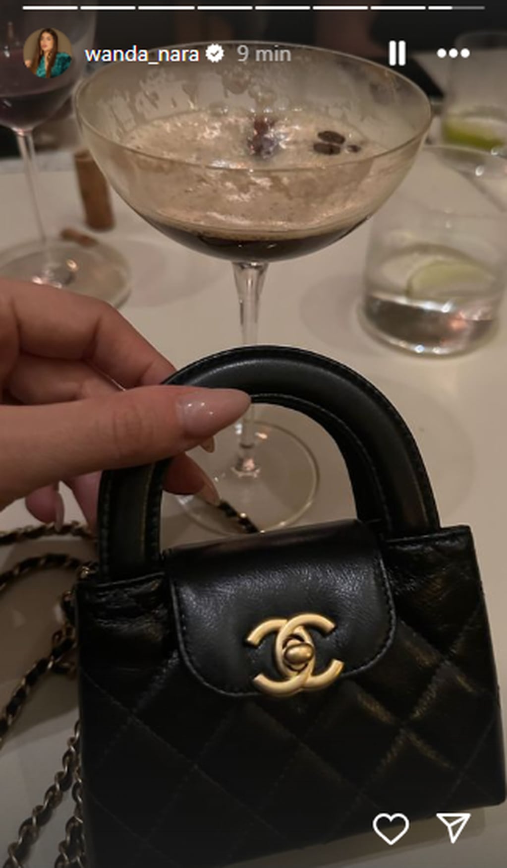 Wanda Nara y su mini bolso Chanel que cuesta 4.500 dólares.