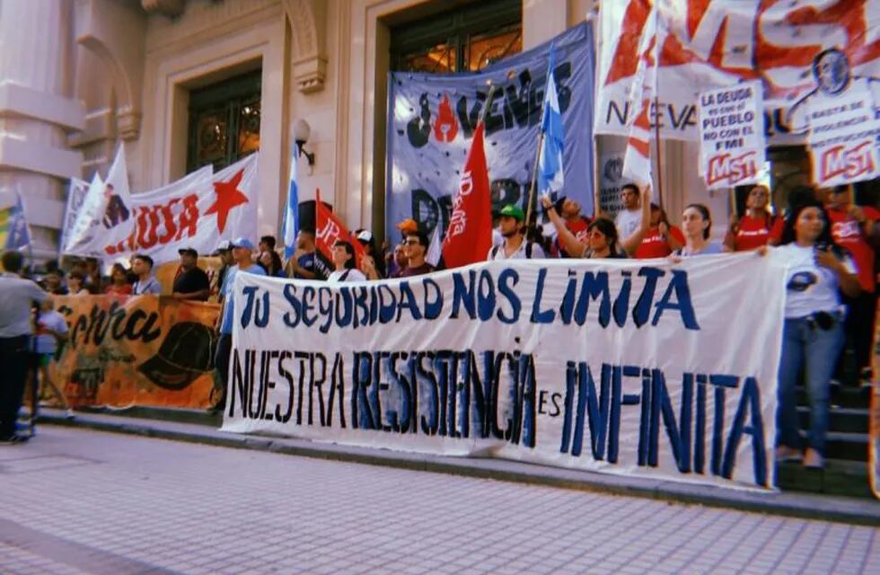 Los manifestantes desplegaron sus banderas frente a la Plaza San Martín. (@causaorgpopular)