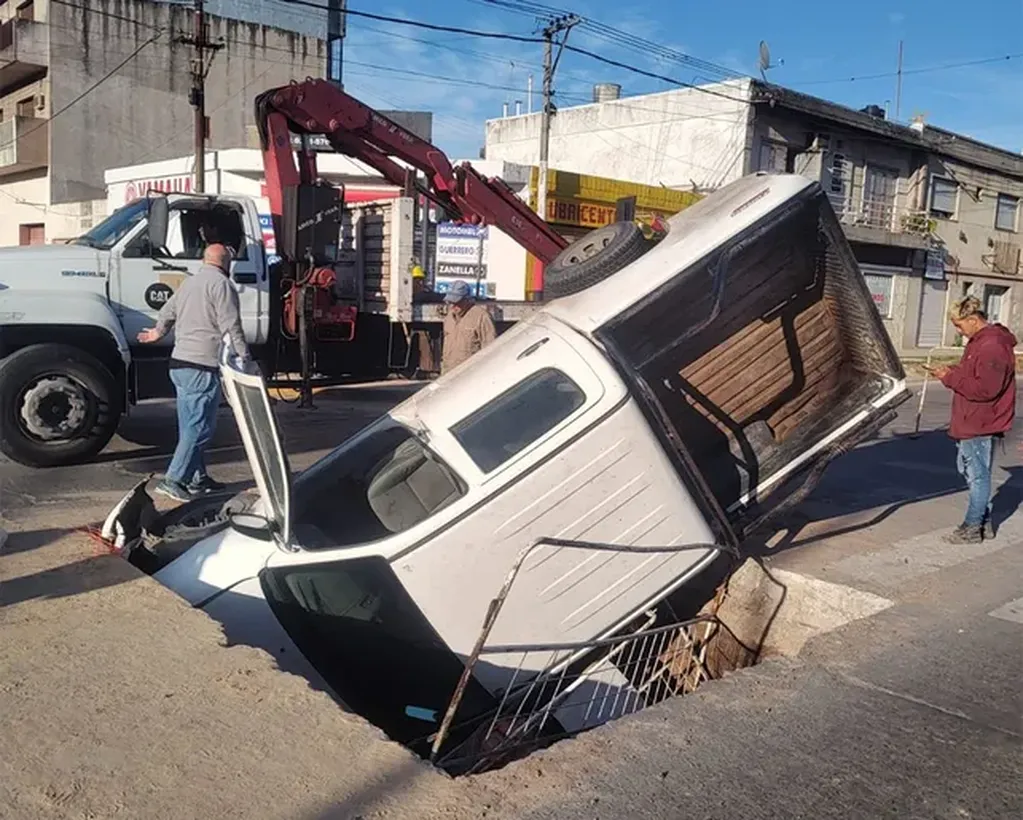 Así quedó la camioneta que cayó dentro de un pozo de Aguas Santafesinas en Rosario.