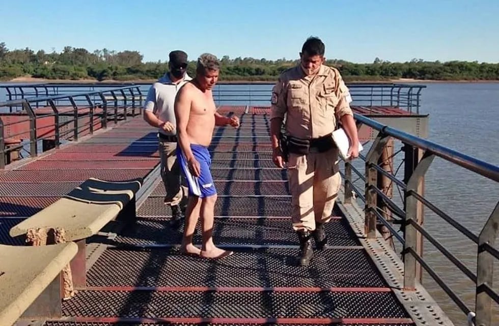 Cruzó nadando de Uruguay a Concordia por una apuesta y fue detenido