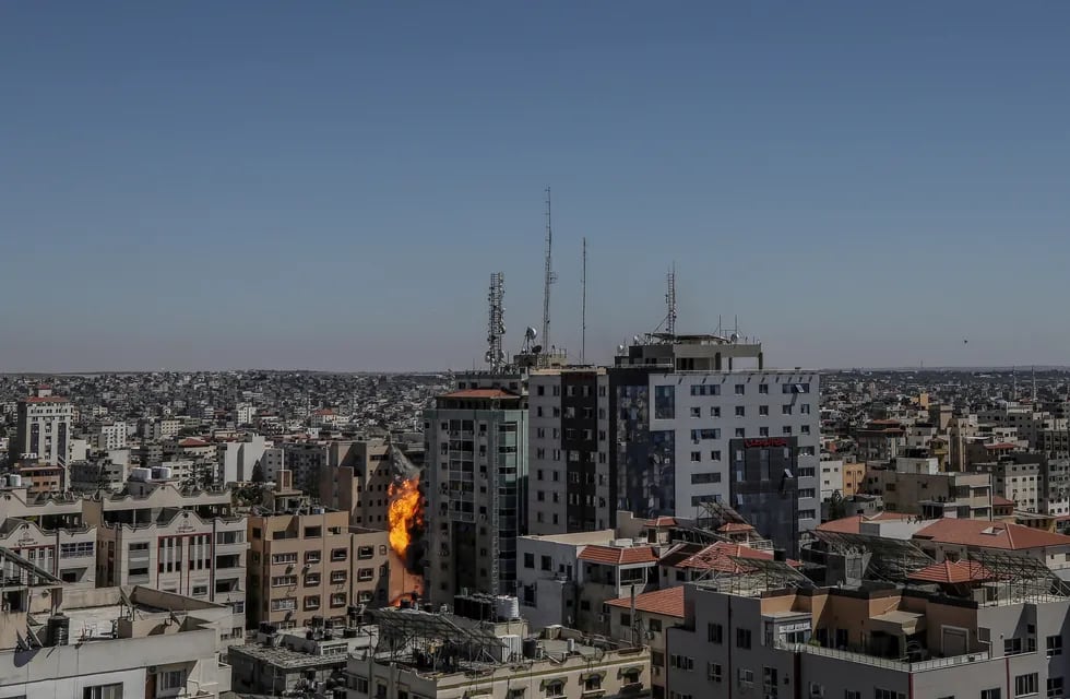 Israel bombardeó un edificio donde funcionaban oficinas periodísticas en Gaza
