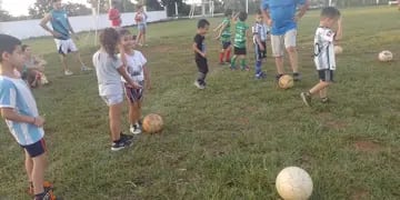 Arrancó la Escuela Municipal de Fútbol Mixto en Colonia Victoria