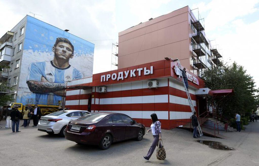 La imagen del delantero en un muro de la ciudad rusa (Foto: Juan Mabromata/AFP)