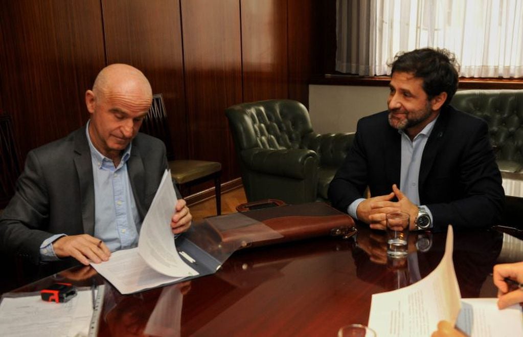El ministro Alejandro Garzonio junto a funcionario de Nación.