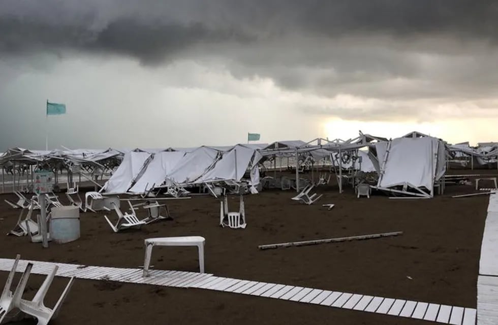 Destrozos en el temporal en Pinamar. (Foto: Diego Medina)