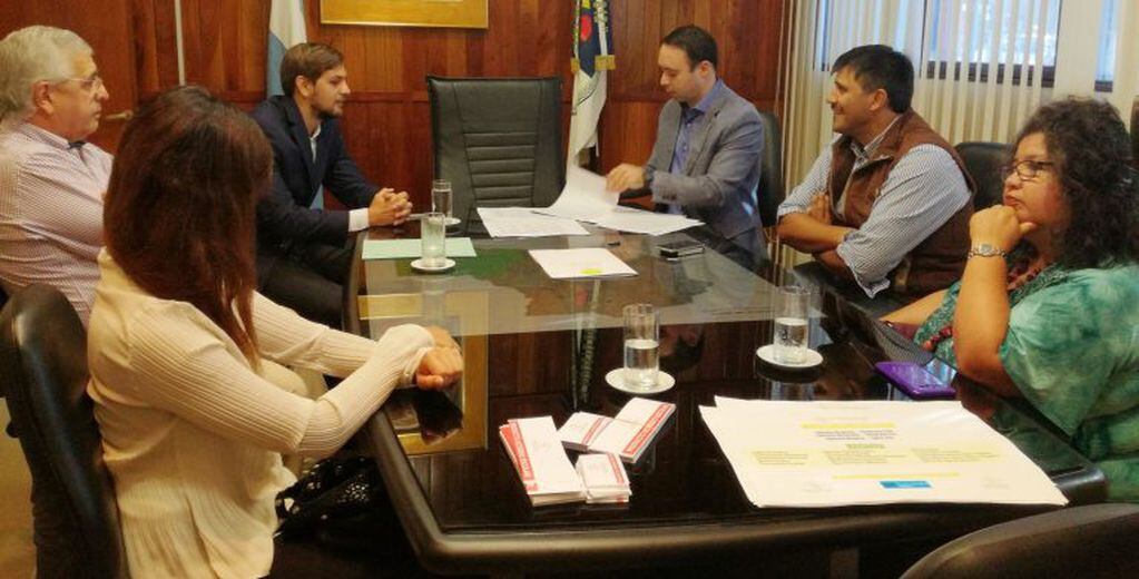 Exequiel Lello Ivacevich y Julio Pardo de Figueroa, funcionarios del Ministerio de Producción y Desarrollo Económico, en la firma del convenio con las librerías de Jujuy
