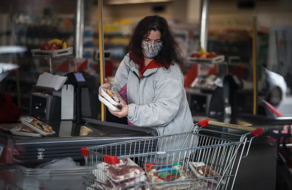 Una mujer hace compras en un supermercado de Buenos Aires (EFE/Juan Ignacio Roncoroni)