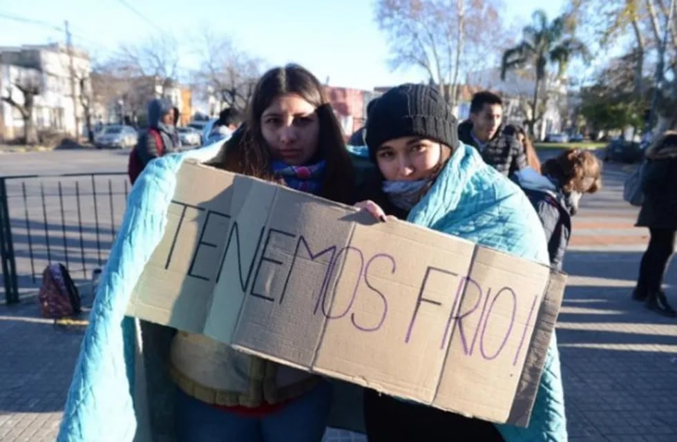 Protestas de otras unidades educativas en La Plata por la falta de calefactores en los establecimientos.