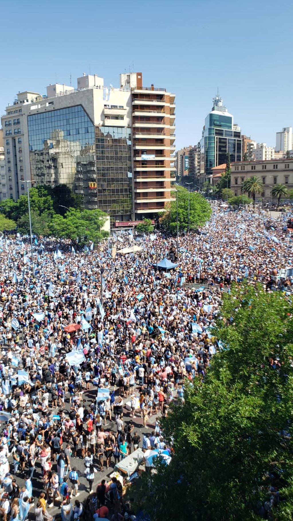 La locura de la gente en el Patio Olmos festejando el campeonato del mundo de Argentina. (Pedro Castillo/La Voz)