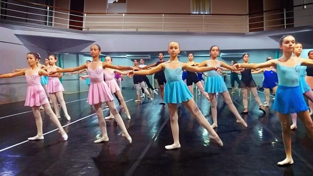 Escuela de Ballet de Moscú en Posadas. (Parque del Con. )