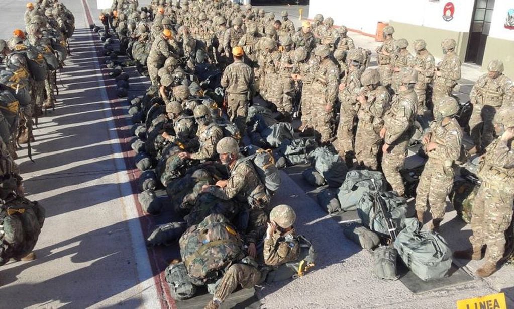 Las tropas de la Brigada Aerotransportada IV practicarán saltos de paracaidismo durante las maniobras en el noroeste argentino. La mayor parte de los efectivos son soldados voluntarios, que completan así su entrenamiento anual.