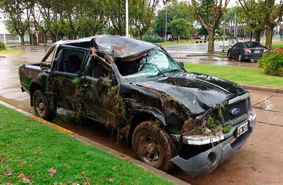 Una joven de 29 au00f1os murió en San Lorenzo cuando volcó la camioneta en la que viajaba junto a otras cinco personas.