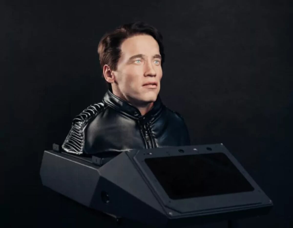 Robot con el rostro de Arnold Schwarzenegger