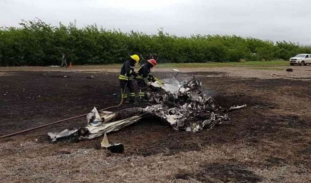 Víctimas fatales al caer una avioneta y estrellarse en Venado Tuerto. (Twitter)