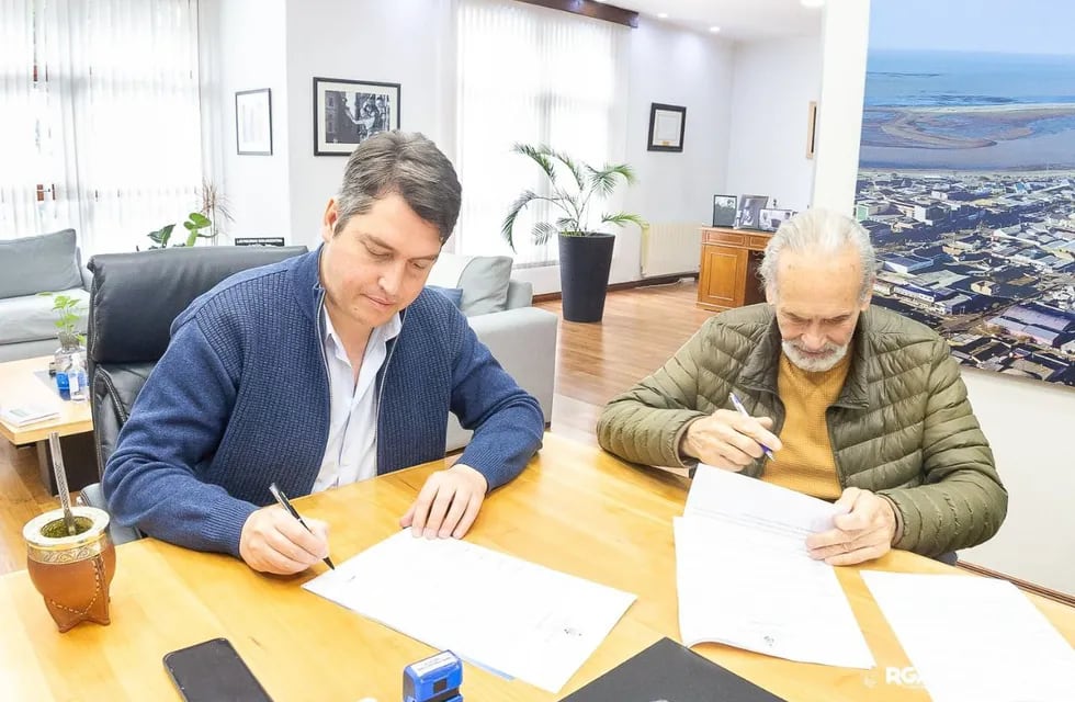 Martín Pérez firma el nuevo aumento para el personal de Obras Sanitarias.