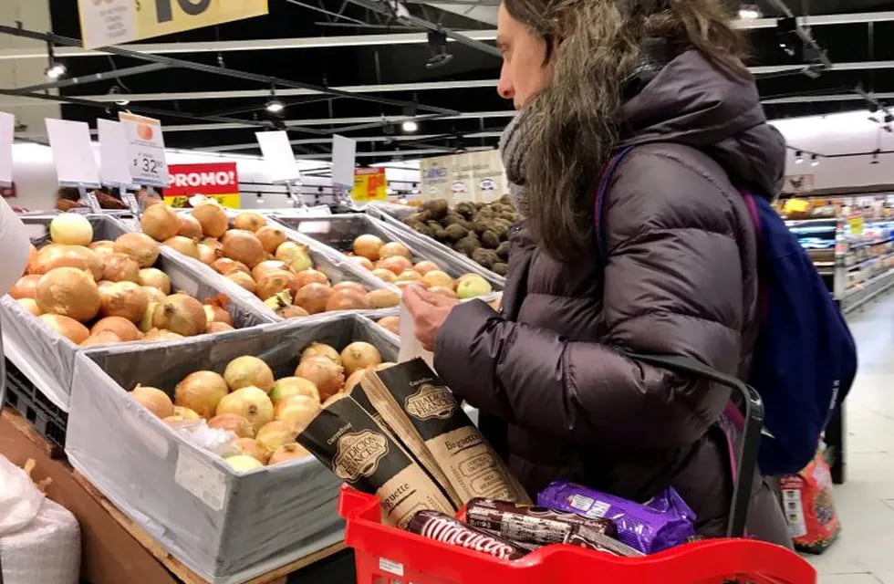 A woman buys vegetables at a supermarket in Buenos Aires, Argentina August 31, 2018. Picture taken August 31, 2018. REUTERS/Marcos Brindicci ciudad de buenos aires  crisis economica y social gente comprando en supermercados