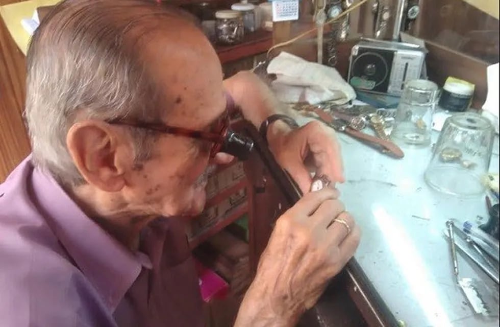 Don Aldo, arregló más de 38 mil relojes y sigue trabajando en su taller