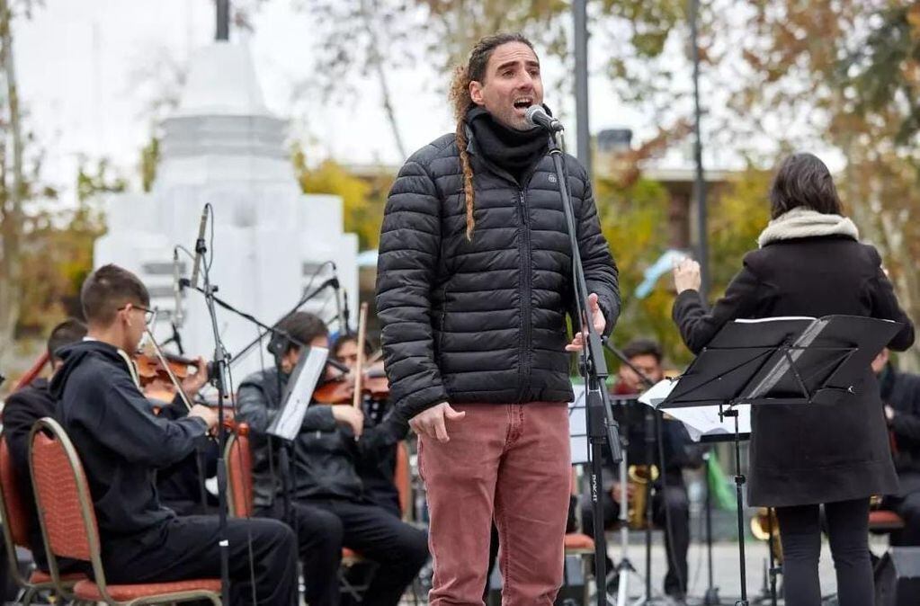 El municipio de Las Heras apoya a Lucho Aberastain, integrante de la Orquesta Estable y nuevo participante de La Voz Argentina.