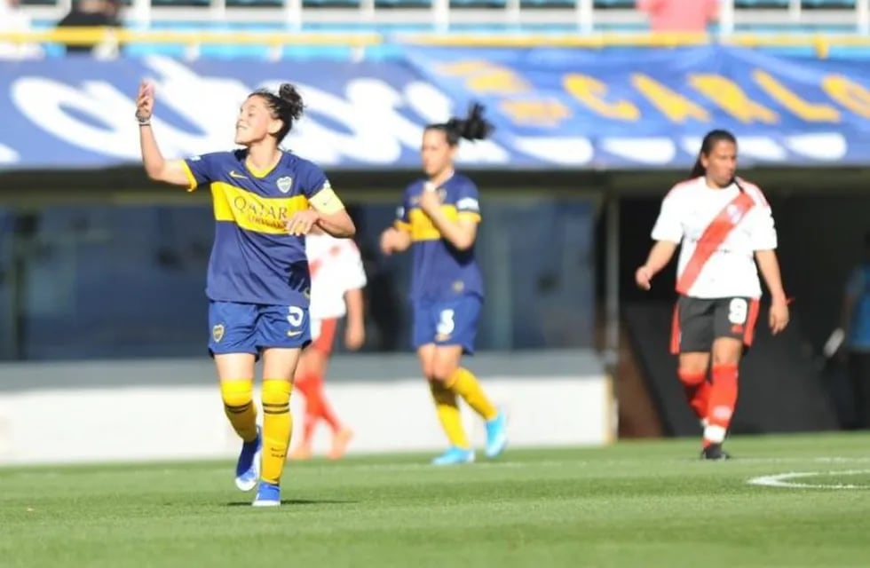 Boca y River en el primer Superclásico profesional del fútbol femenino. (Lucía Merle/Clarín)