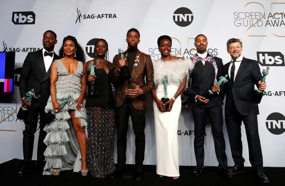 JGM164. Los Angeles (United States), 28/01/2019.- The cast for 'Black Panther' pose with the SAG Award for Outstanding Performance by a Cast in a Motion Picture in 'Black Panther' during the 25th annual Screen Actors Guild Awards ceremony at the Shrine Auditorium in Los Angeles, California, USA, 27 January 2019. (Estados Unidos) EFE/EPA/NINA PROMMER