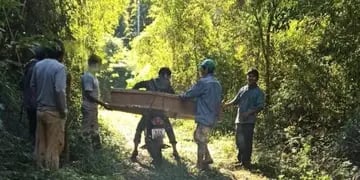 Miembros de una aldea de Misiones tuvieron que llevar un ataúd en una moto