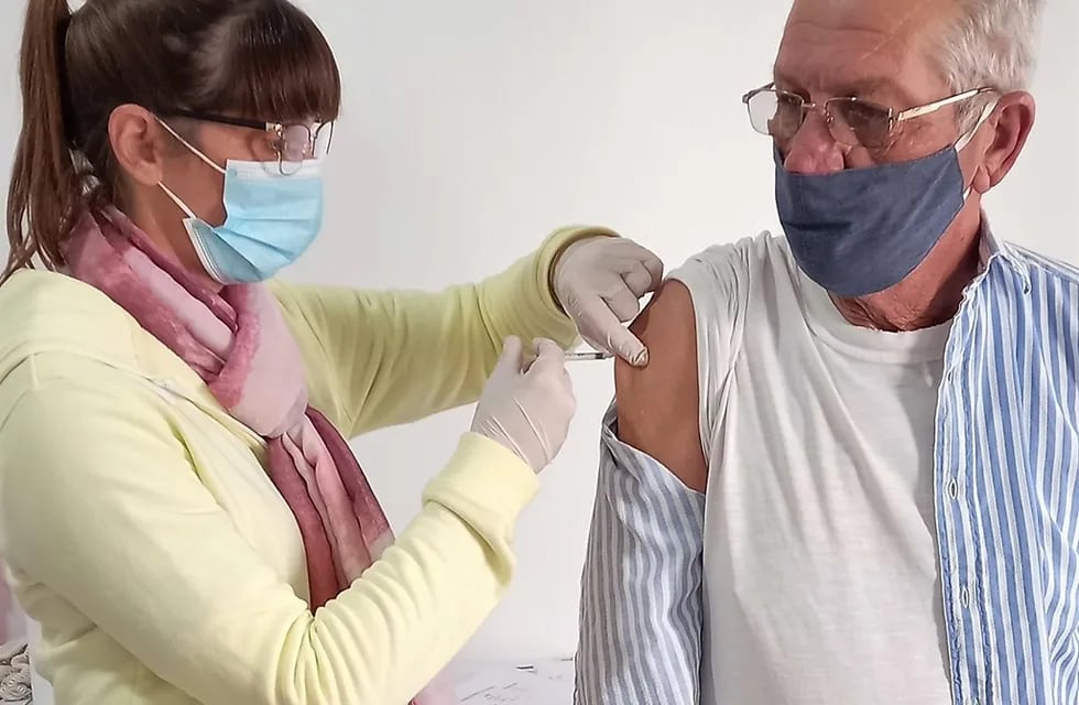 Se vacunaron algunas personas de 50 años con la primer dosis. Además otros vecinos ya recibieron la segunda dosis (Gentileza: Pujato nuestro Lugar)