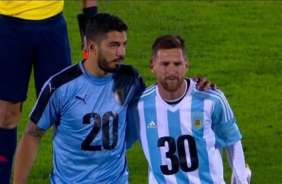 Mientras Suárez vistió la camiseta celeste con el dorsal 20, Messi lo acompañó con la de la selección argentina y el dorsal 30. (Twitter)