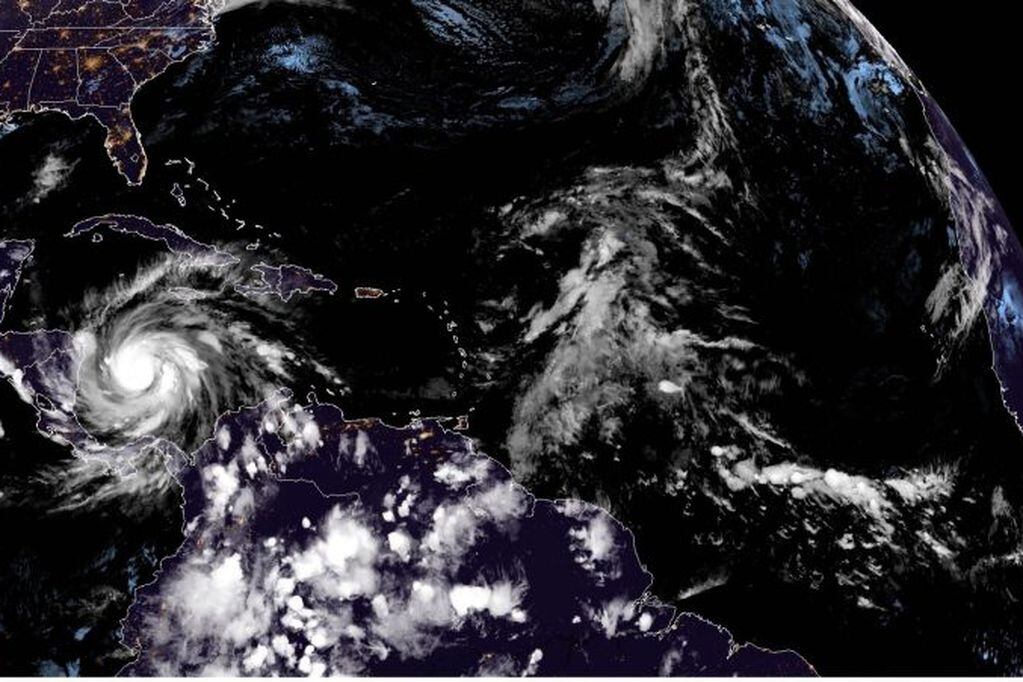 USA5561. MIAMI (FL, EEUU), 15/11/2020.- Fotografía satelital cedida por la Oficina Nacional de Administración Oceánica y Atmosférica (NOAA) por vía del Centro Nacional de Huracanes (NHC) donde se muestra la localización del huracán Iota a las 18:40 hora local (23:40 GMT). Las torrenciales lluvias causadas por el huracán Iota en el Caribe han causado desastres en varias regiones colombianas donde los afectados se cuentan por miles y las autoridades están en alerta por lo que pueda ocurrir en el archipiélago de San Andrés, que está en la ruta de ciclón tropical. Iota, que esta madrugada se intensificó hasta convertirse en huracán, se acerca este domingo hacia Nicaragua y Honduras, países azotados hace poco por otro ciclón y que ahora se alista para recibir el impacto de lo que en las próximas horas puede llegar a ser un huracán mayor de categoría 4, de acuerdo al NHC. EFE/ NOAA-NHC /SOLO USO EDITORIAL /NO VENTAS