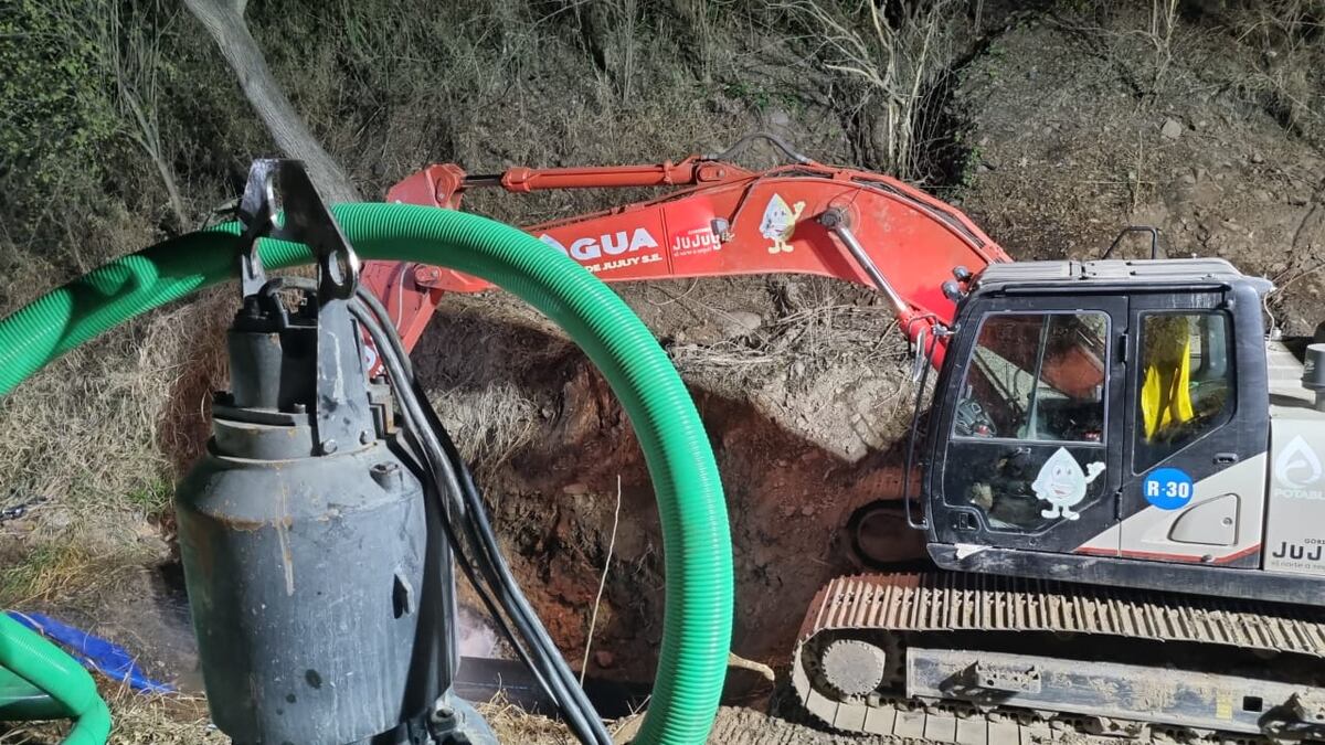 Profesionales, técnicos, operarios y equipos de Agua Potable de Jujuy están abocados sin pausa a las tareas de reparación del acueducto.