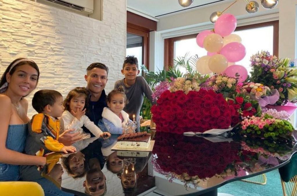 Cristiano Ronaldo junto a su mujer y sus hijos (Foto: Instagram)