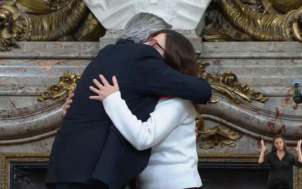 Alberto Fernández abraza a Silvina Batakis tras su jura.