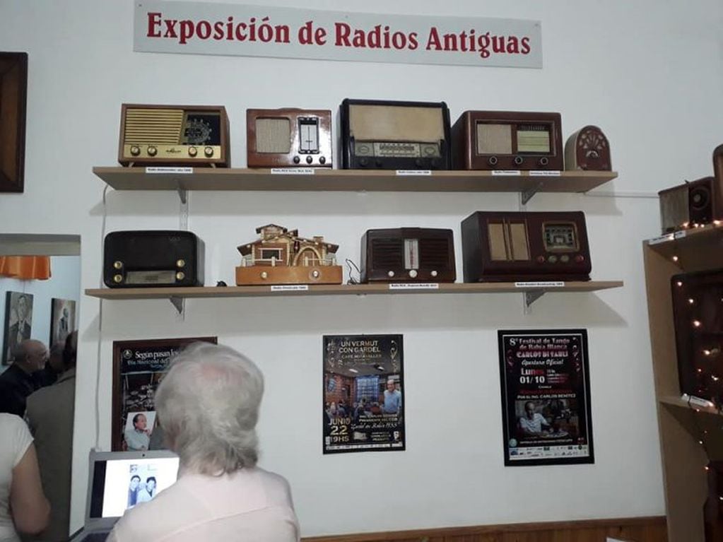 Más de la muestra de radios en la inauguración del museo