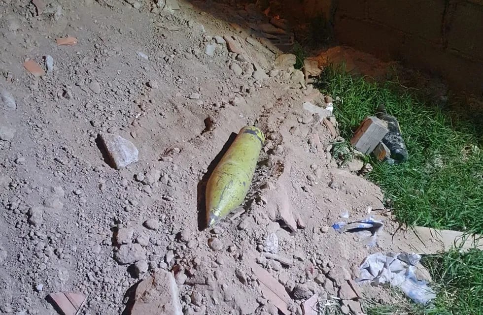 El explosivo fue hallado en plena vía pública de barrio Villa El Milagro.