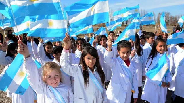  En el acto en el que se presentó el proyecto de revalorización de la Posta de Jocolí, los niños hicieron su promesa de lealtad a la bandera provincial.