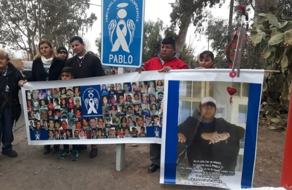 El cartel con un ángel azul que recuerda a Pablo, víctima de un accidente de tránsito en 2013.