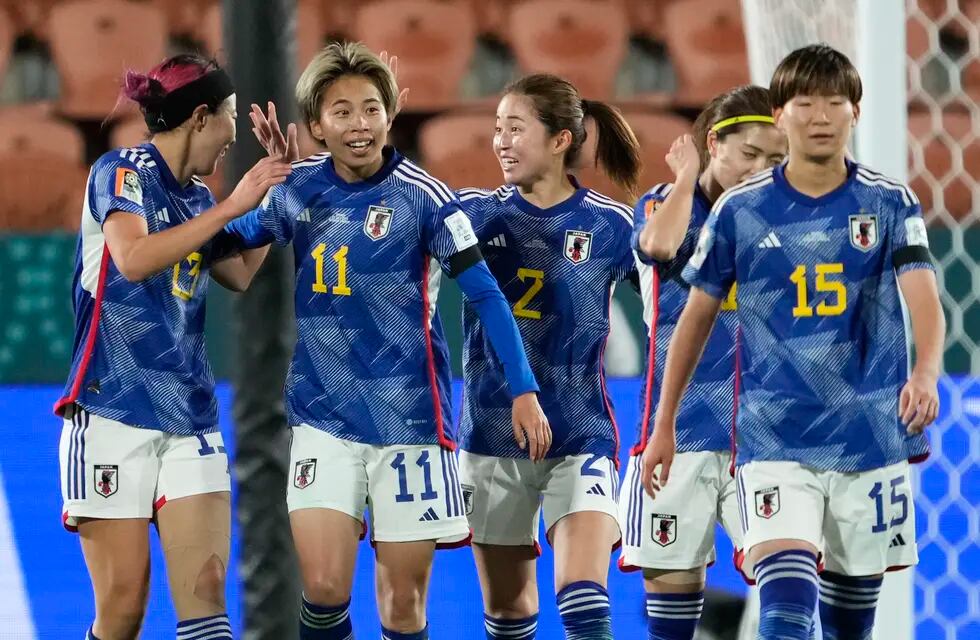 Mina Tanaka de Japón celebra con sus compañeras tras anotar el segundo gol de su equipo en el encuentro ante Zambia. El equipo de Japón portó brazaletes negros en su primer duelo de la Copa Mundial el sábado 22 de julio del 2023. (AP Foto/John Cowpland )
