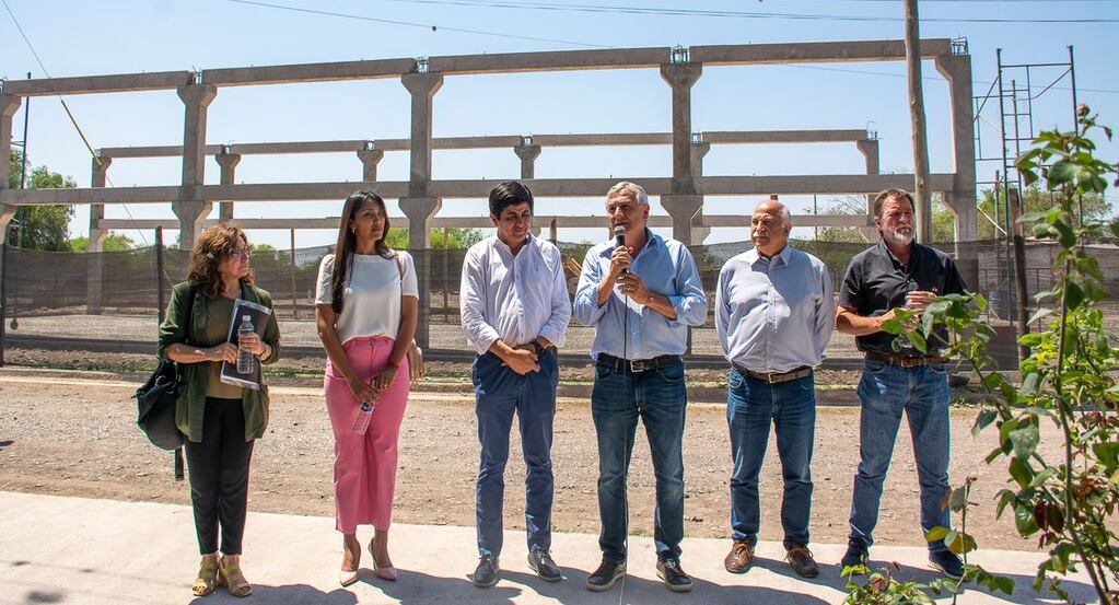 El gobernador Morales visitó la obra de construcción de una nueva escuela en La Mendieta junto a la ministra de Educación, Miriam Serrano, y los legisladores nacionales Mario Fiad y Jorge Rizzotti.