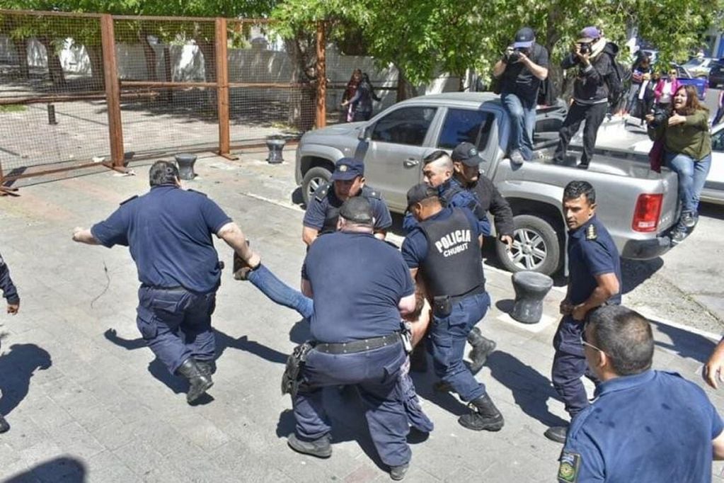 El momento en el que detienen a Santiago Goodman durante una de las protestas el año pasado.