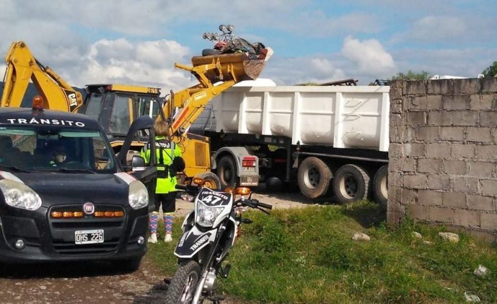 Personal del municipio supervisa el operativo de descacharrado que en un solo día recolectó 204 toneladas de chatarra al sur de San Salvador de Jujuy.