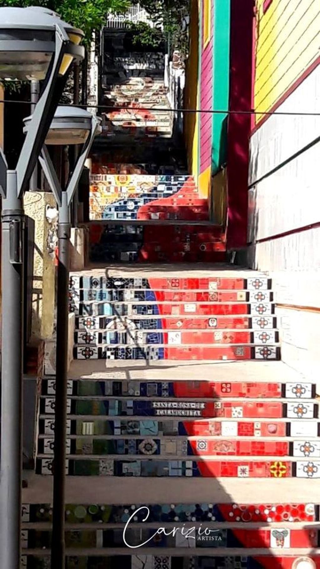 La "Escalera de Truchi", tal como se la conoce en Santa Rosa, dejó de ser un espacio gris para convertirse en otro con una impronta multicolor.