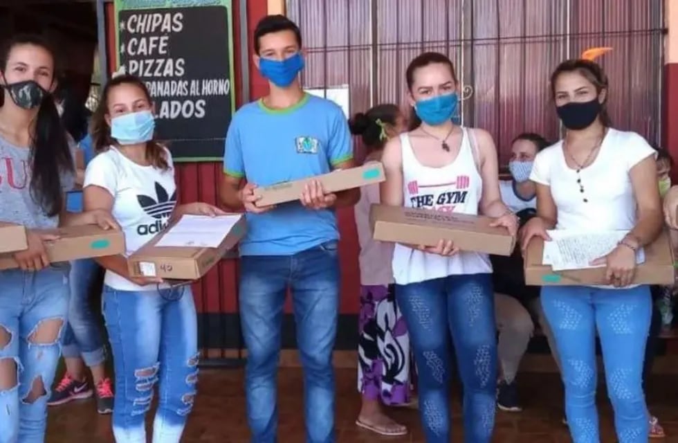 Entregaron netbooks a estudiantes del CEP 40 de Pozo Azul