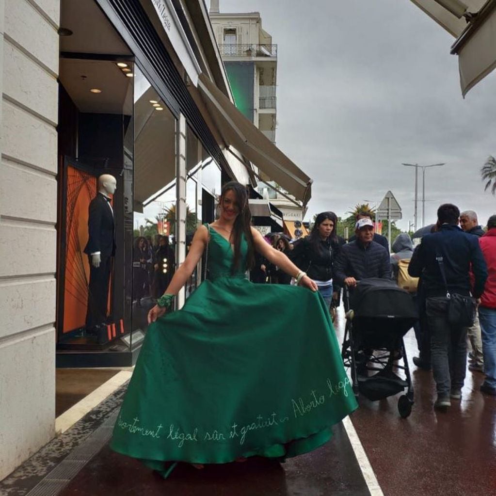 Los pañuelos verdes tomaron la alfombra roja de Cannes antes de la proyección de "Que sea ley"