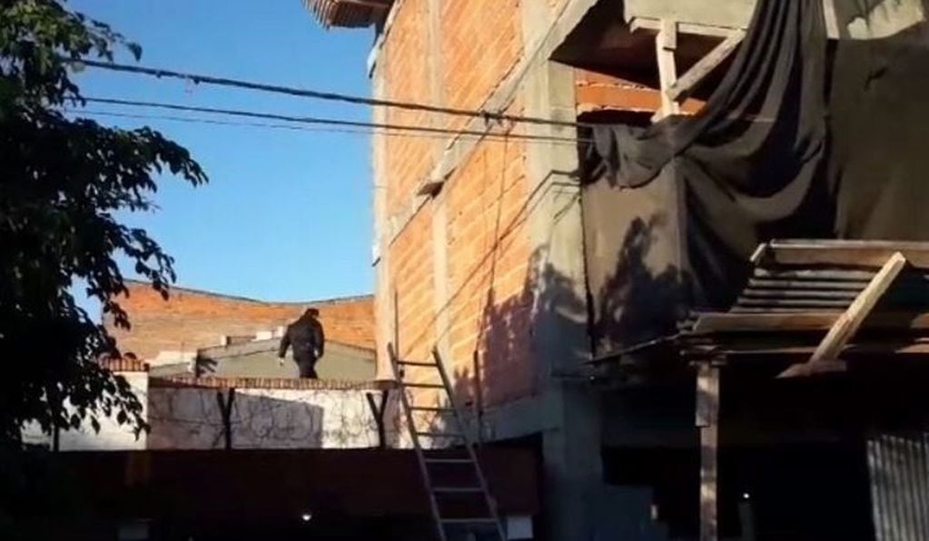Un obrero cayó del quinto piso de una obra en construcción. (Foto: Corrientes Hoy)