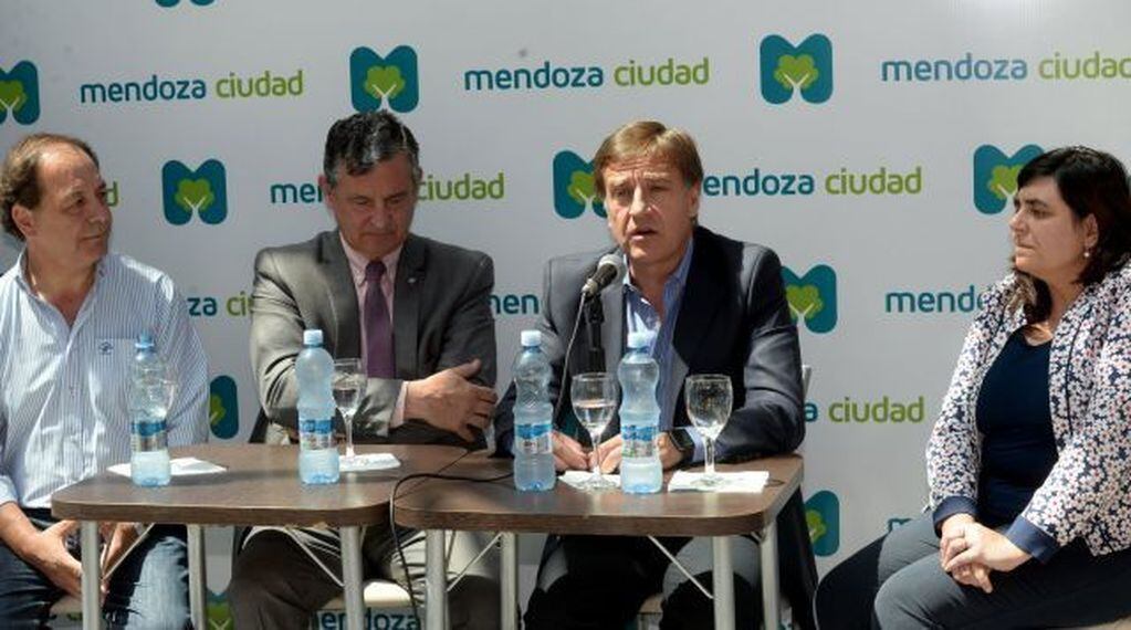 El intendente Rodolfo Suarez, la Secretaria de Cultura y Turismo Mariana Juri, el rector Daniel Pizzi y el Secretario de Extensión Julio Daher.