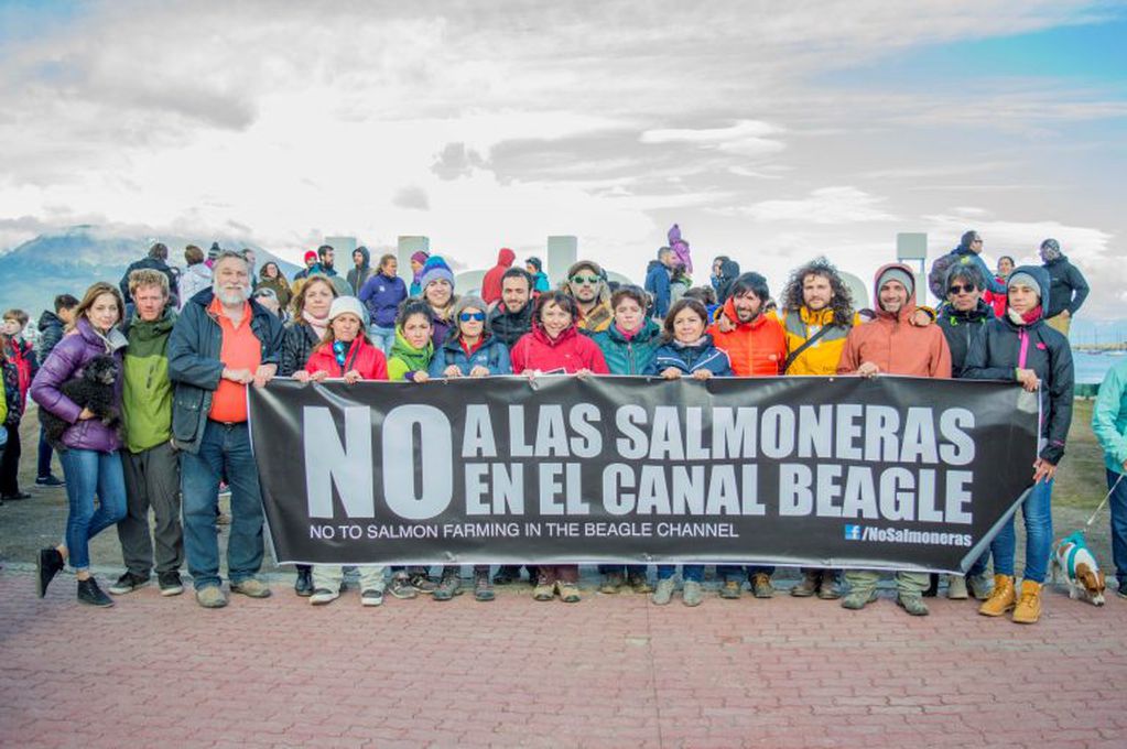 Manifestación "No a las Salmoneras en el Beagle" - Ushuaia.