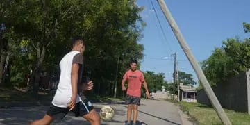 Villa El Libertador. Dos chicos juegan a la pelota junto a un poste de madera inclinado. Está a metros de un colegio. (José Hernández)