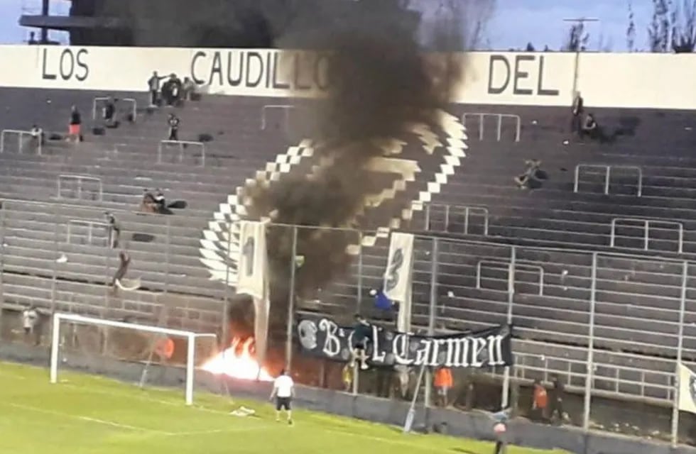 Incidentes en la popular de Independiente Rivadavia que originaron la suspensión del partido ante Atlanta.